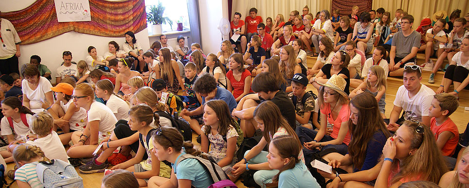 Kinder sitzen am Boden