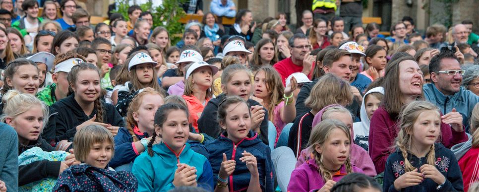 Eine Kindergruppe sitzt zusammen. Foto:Hajes
